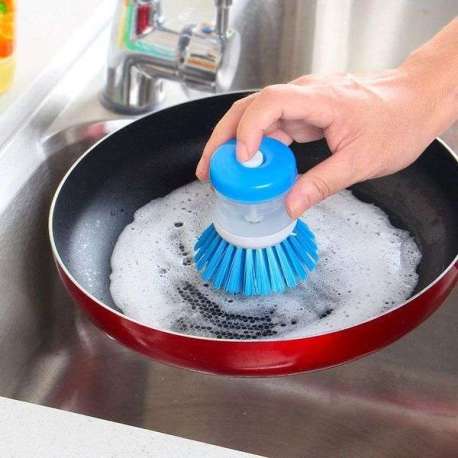 Brosse vaisselle avec compartiment pour liquide vaisselle 