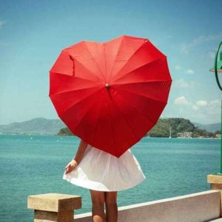 Parapluie rouge en forme de cœur, un accessoire plein de romantisme