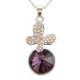 Collier argenté au pendentif papillon brillant sur une pierre violett