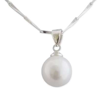 Collier avec un pendentif en perle blanche