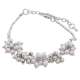 Bracelet de perles nacrées et de perles blanches formant des fleurs