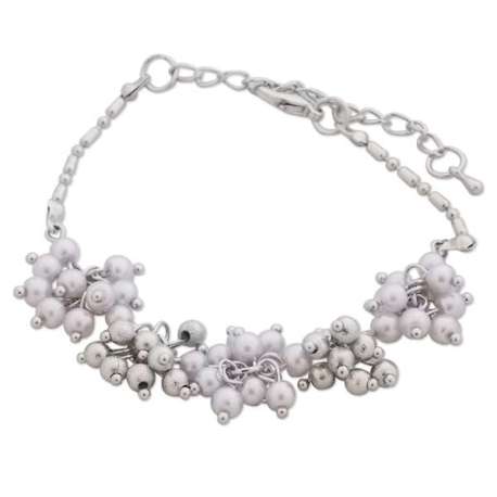 Bracelet de perles nacrées et de perles blanches formant des fleurs