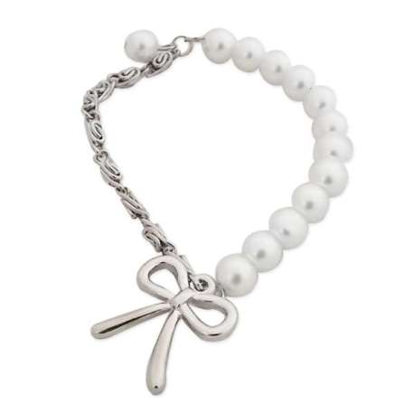 Bracelet extensible fait de perles blanches, de chaînes et nœud