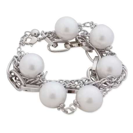 Le bracelet chaînes argentées et grosses perles blanches
