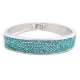 Le bracelet argenté large et strass bleus